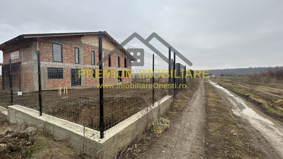 Casa la rosu de vanzare in Onesti - Poză 2