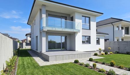 Casa noua 5 camere, 3 bai, curte mare
