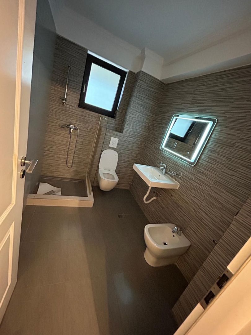 Apartament 2 camere si curte Damaroaia - Poză 4