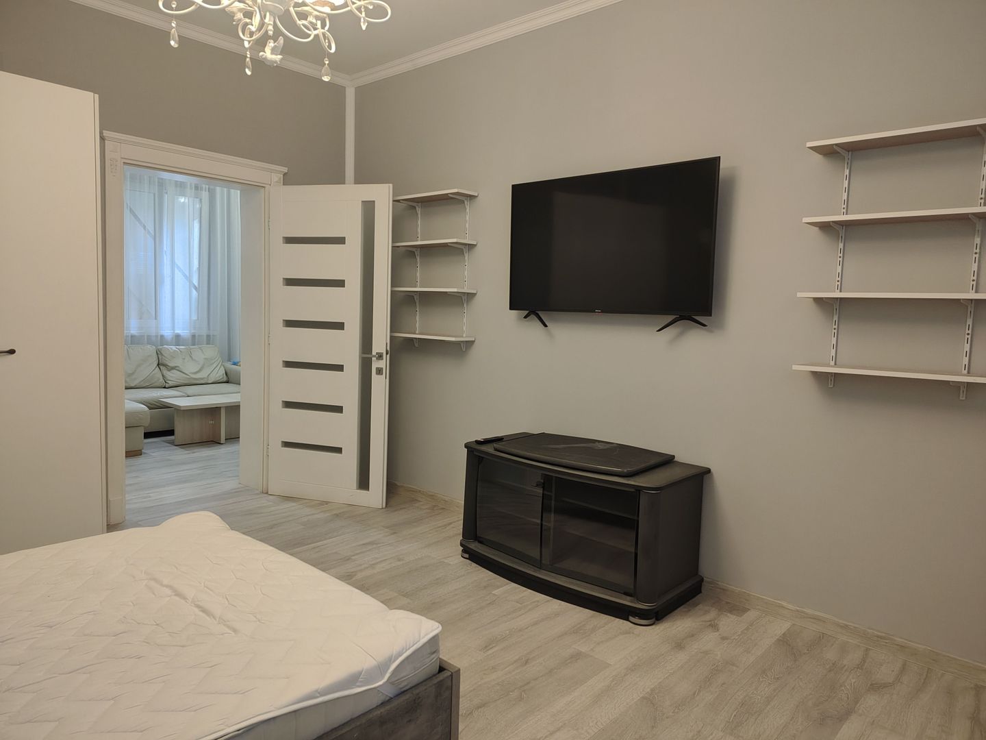 Apartament 3 camere la casa ,ultracentral, 550 E neg. Comision 50% - Poză 3