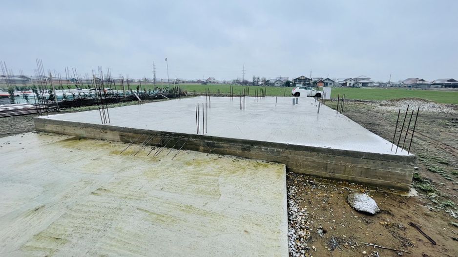 Teren intravilan cu fundație ridicată (plan P) - Poză 1