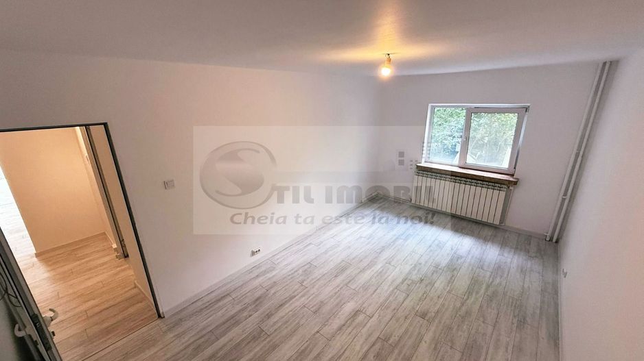 Liber, apartament 3 camere Nicolina 1, renovat modern, baie cu geam - Poză 1