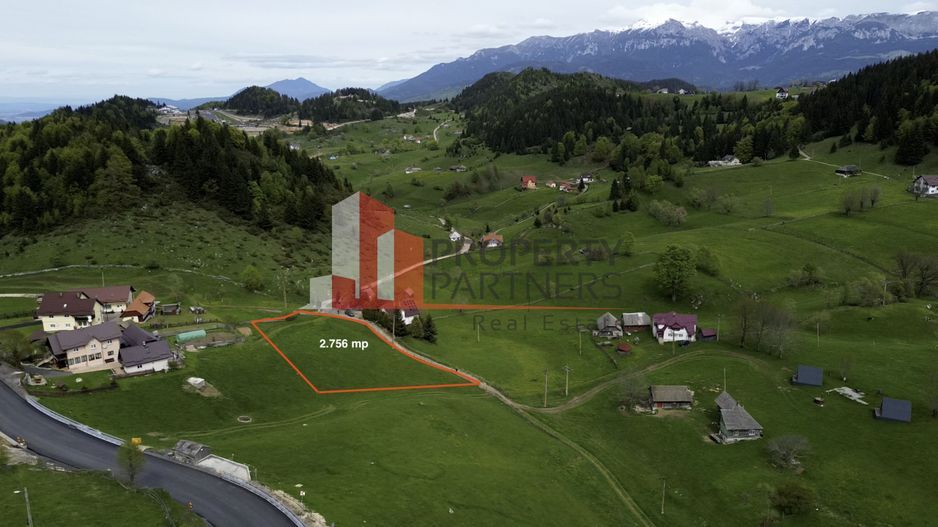 Teren Fundata cu vedere la muntii Bucegi - Poză 1