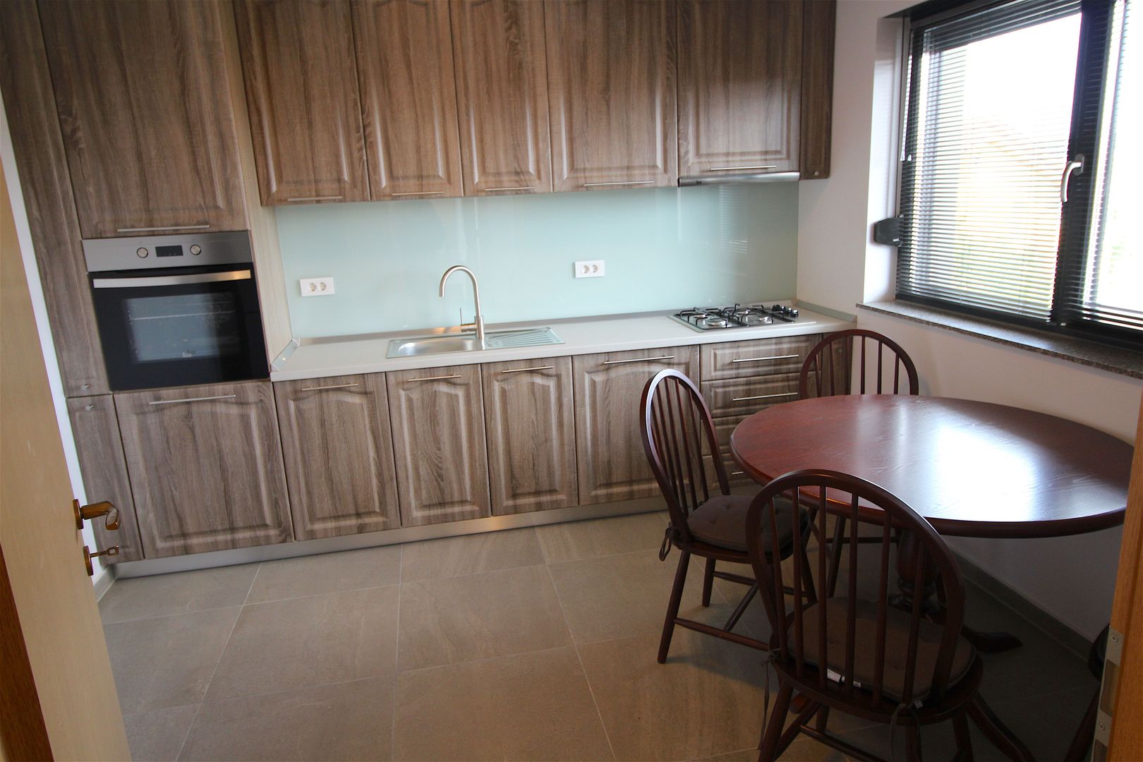 Apartament cu 3 camere de închiriat la intrare in Dumbravita - Poză 5