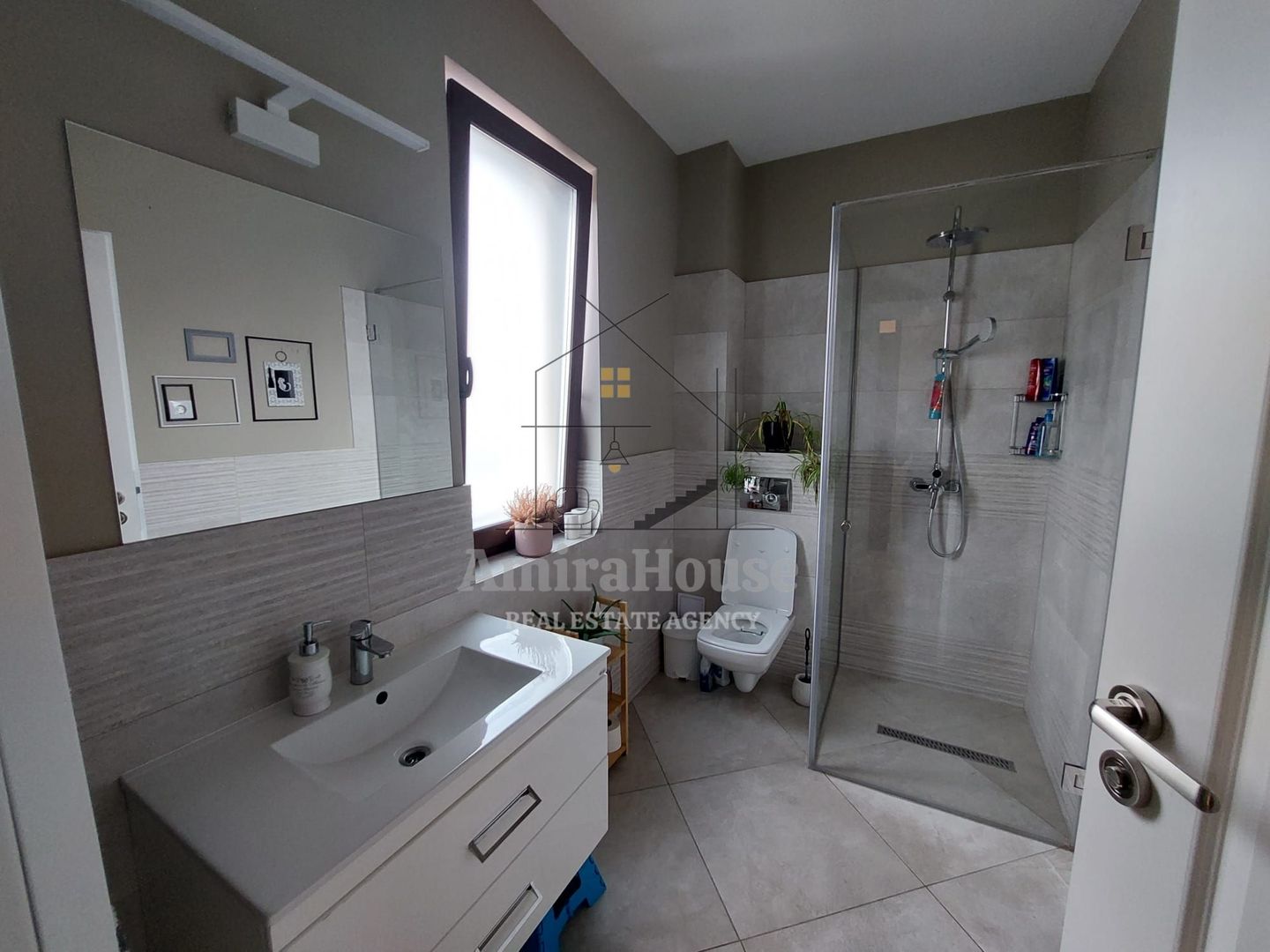 Duplex ultrafinisat mobilat utilat cu 2 locuri de parcare zona Terra - Poză 16