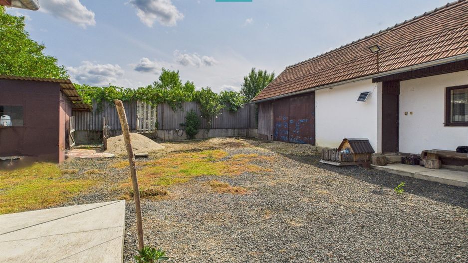 Casă renovată cu teren generos lângă Ususău - Poză 11