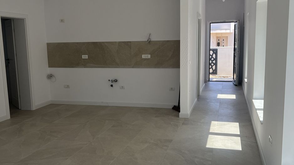 Jumătate de duplex premium, 120 mp utili, teren 256 mp, garaj și 3 dor - Poză 6