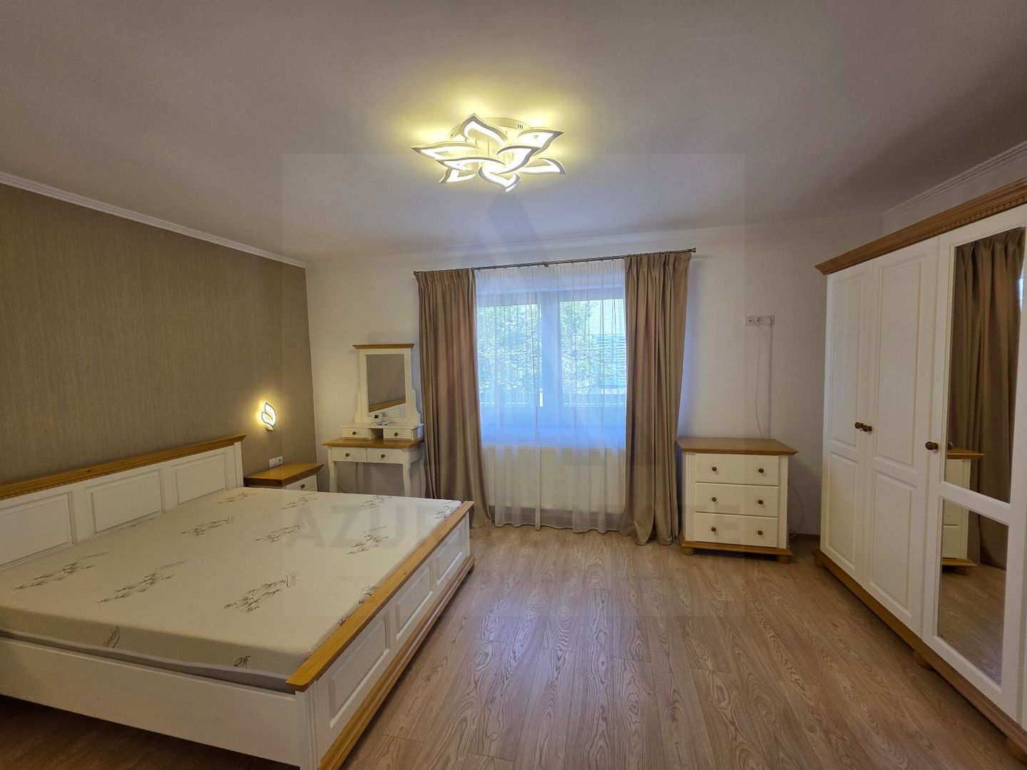 Apartament la casa 2 dormitoare terasa si curte proprie Sub Arini - Poză 6