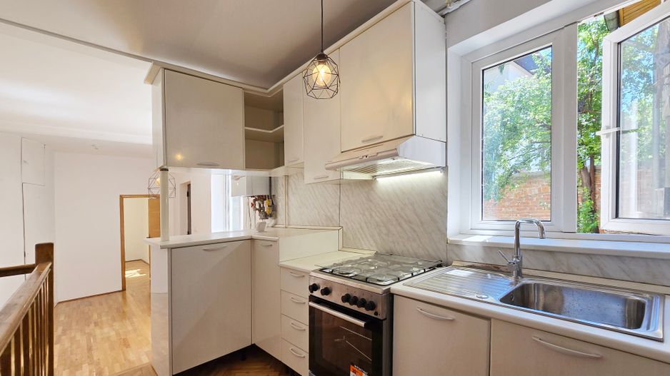 Casă consolidată la preț de apartament - Poză 8