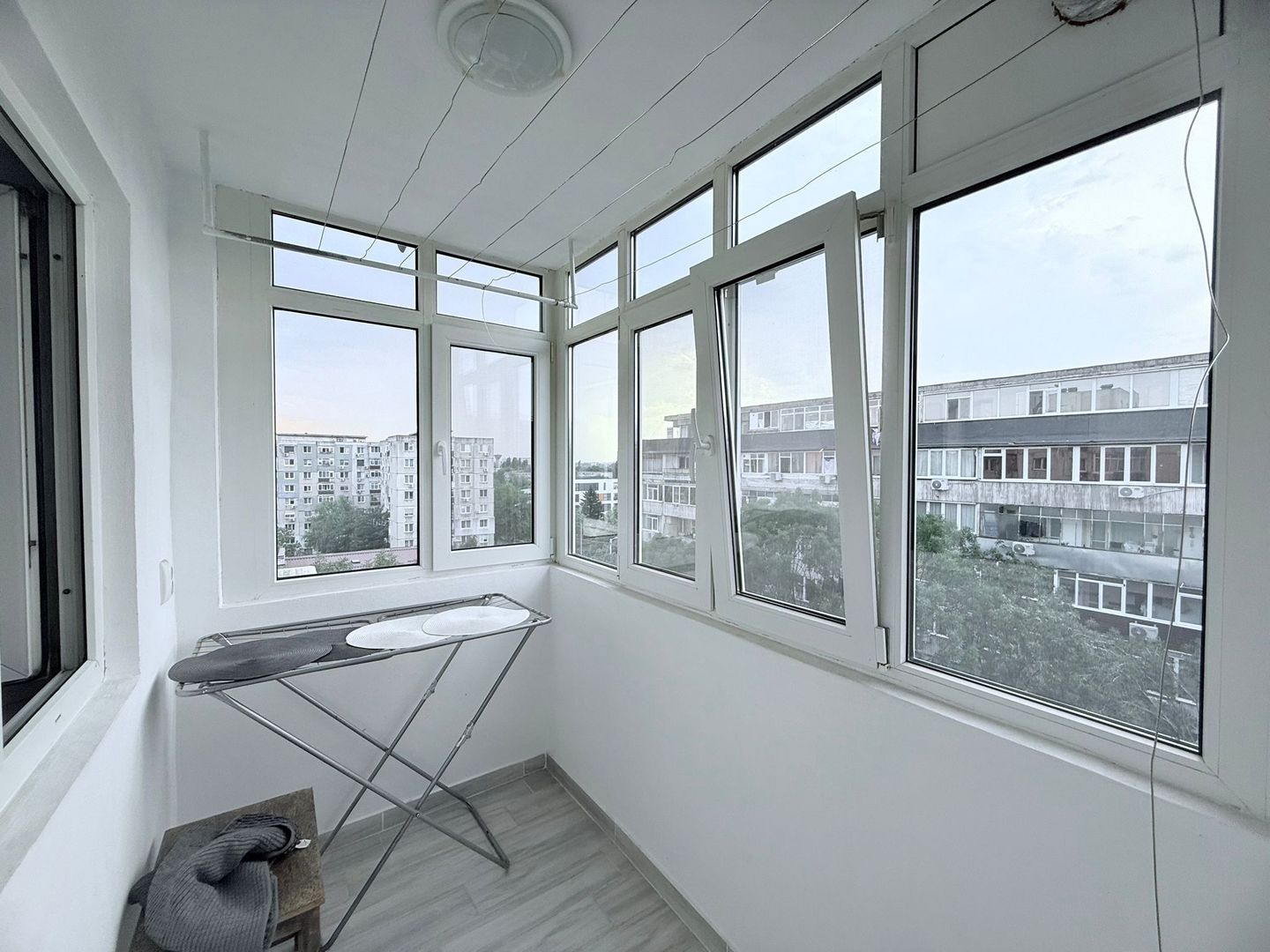 APARTAMENT 3 CAMERE & 2 BAI DECOMANDAT RENOVAT COMPLET CRANGASI BLOC 1985 - Poză 2