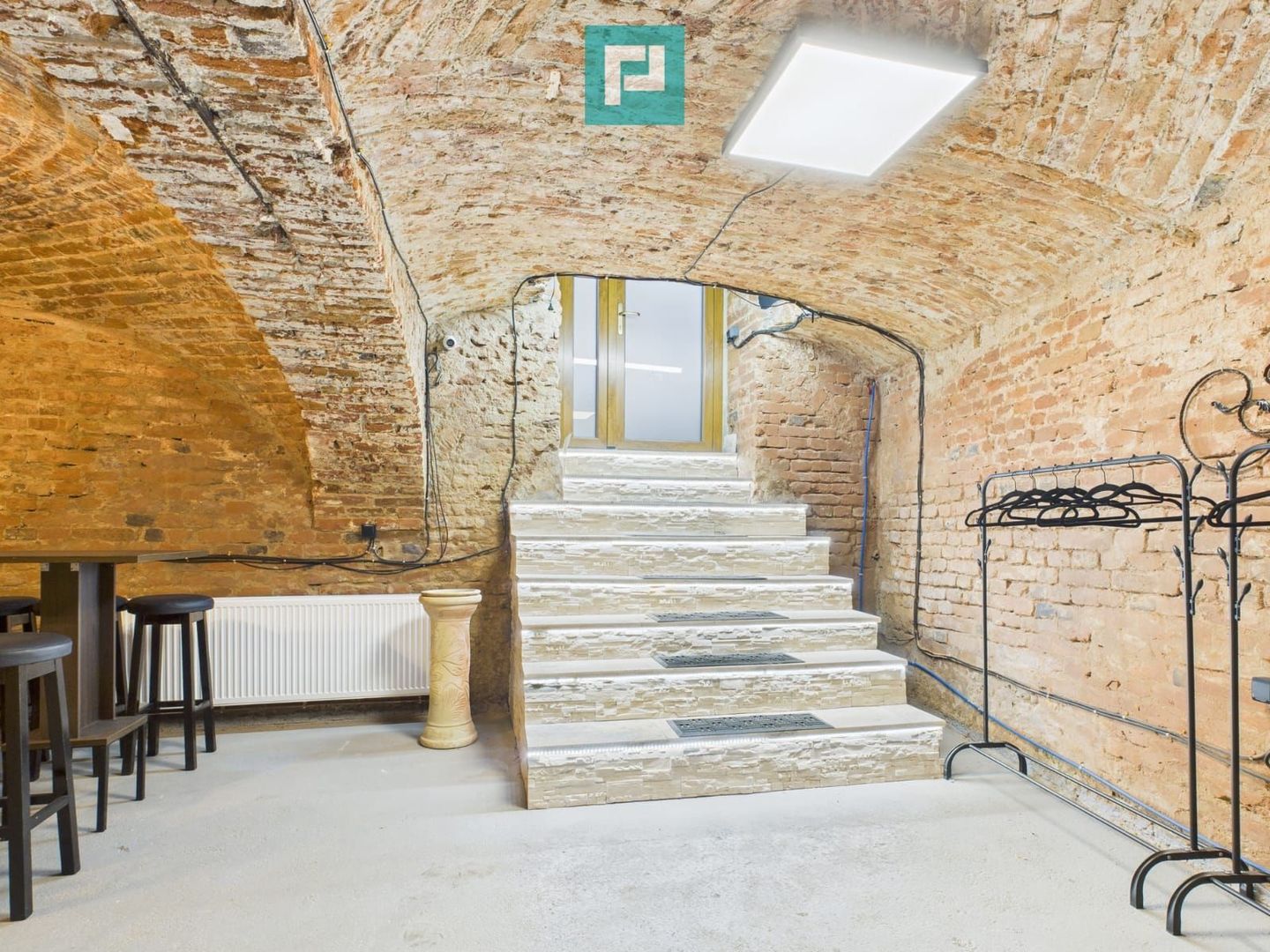 Eleganță subterană - pivniță exclusivistă Arad - Poză 3