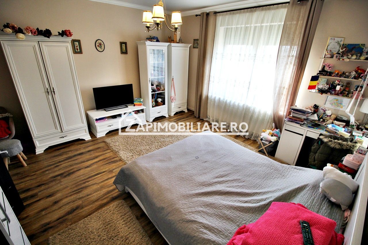 Casa 8 camere,4 bai,482mp,1.100mp teren,2 garaje,0% comision - Poză 5