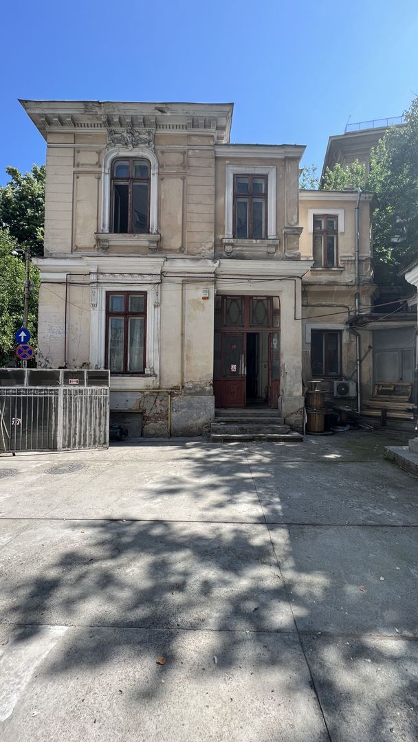 Casa interbelica 13 camere | 4 locuri de parcare | Batistei - Poză 1