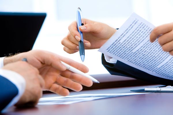 Ce acte sunt necesare pentru o tranzacție imobiliară în 2026? Ghidul proprietarului și al cumpărătorului