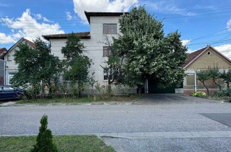 De vânzare Vilă D+P+2E, Gradiste Arad, garage si curte proprie - Poză 3