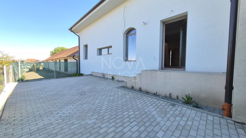 Casa generoasa cu 7 camere, 3 bai, dressing si parcare – Sura Mica - Poză 3
