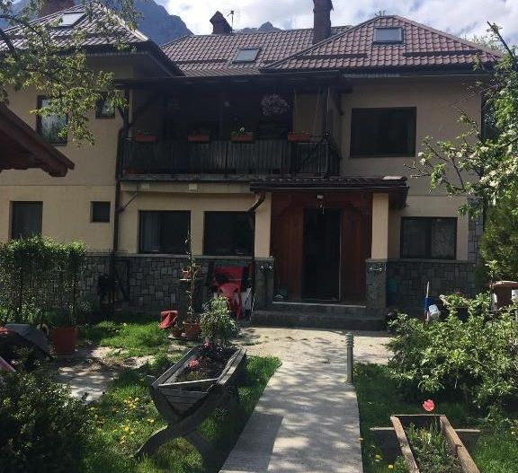 vanzare casa - Busteni ( doua corpuri de cladire si teren) - 0% comisi - Poză 1