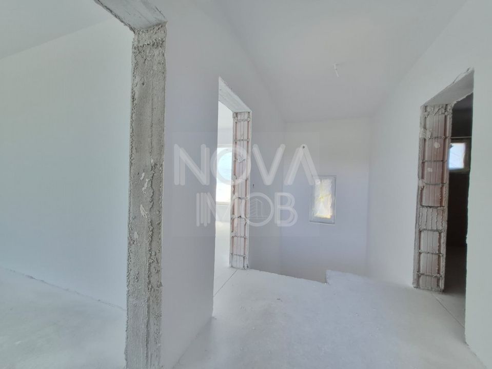 Casa tip duplex, la alb - Sura Mica - COMISION 0 - Poză 10
