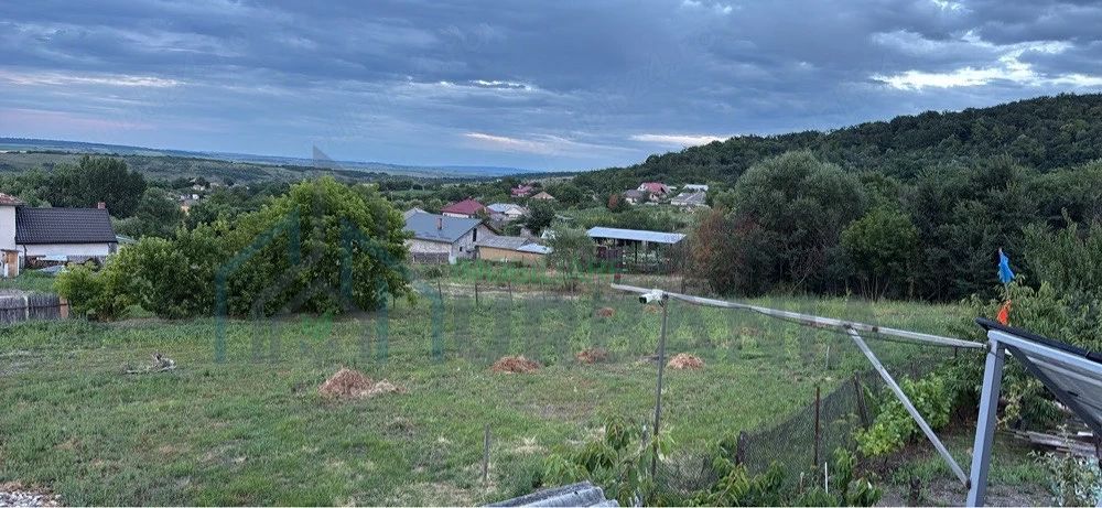 Teren intravilan 2218 mp în Strunga, zonă centrală, cu utilități și deschidere la drum principal - Poză 4