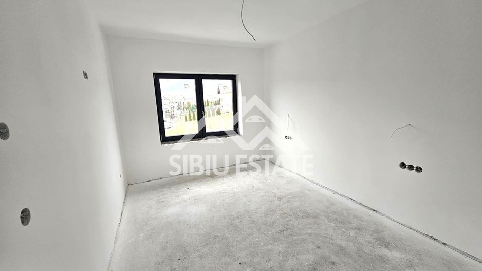 Casa Sibiu, Poplaca 4 camere, 3 bai, terasa si curte NOU - Poză 12