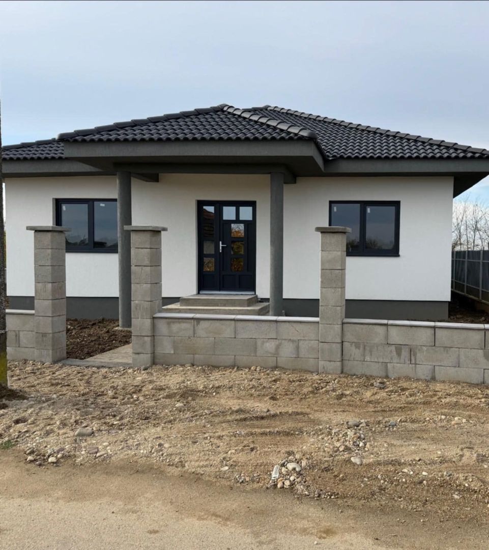 Casa de vanzare în lazuri - Poză 1