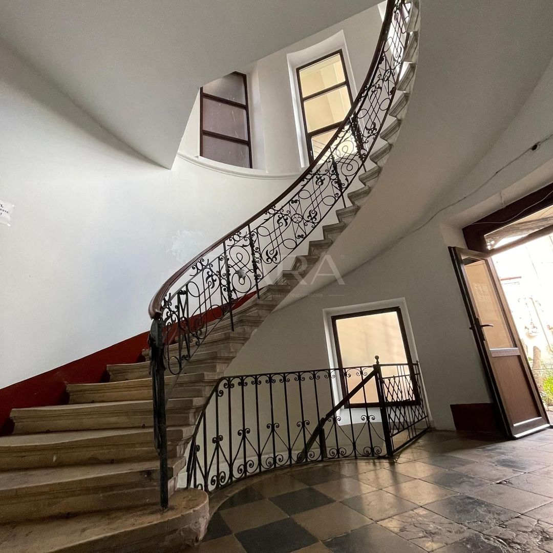 EXCLUSIVITATE. Apartament interbelic. Confort și eleganță. UMF - Poză 1