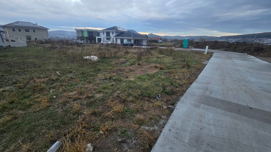 Teren 908mp.zona Penny Corunca CU duplex,toate utilitatile - Poză 2