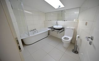 Apartament deosebit cu curte proprie si 2 locuri de parcare - Poză 13