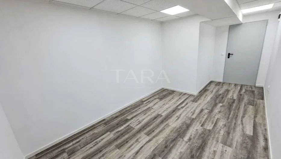 Camera/ Spatiu perfect pentru birou sau depozitare - Poză 3