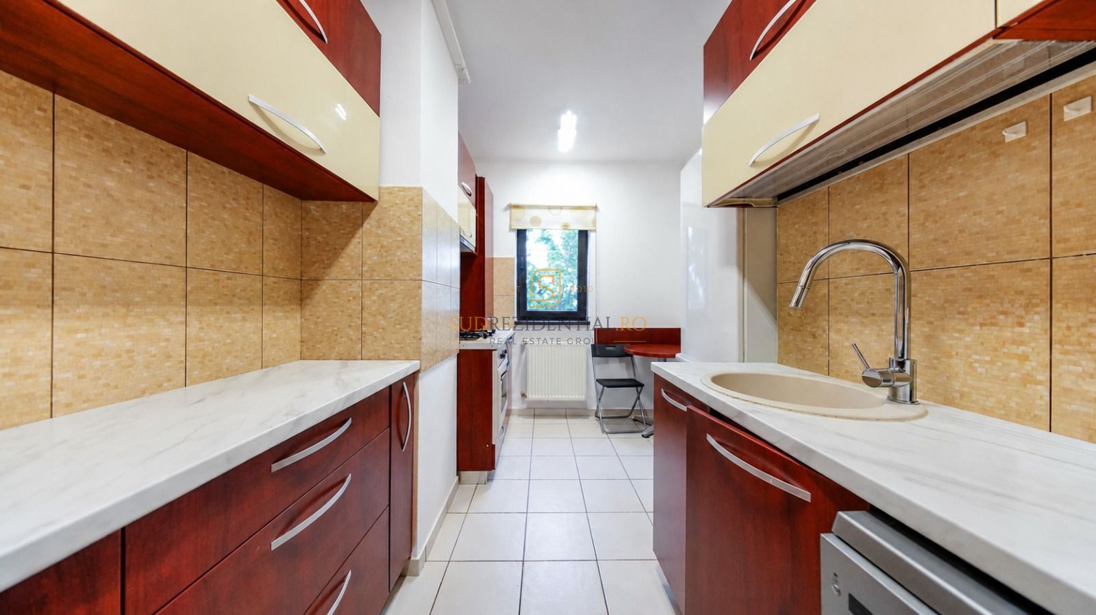 Apartament 3 camere, complet mobilat, decomandat, etaj intermediar - Poză 11