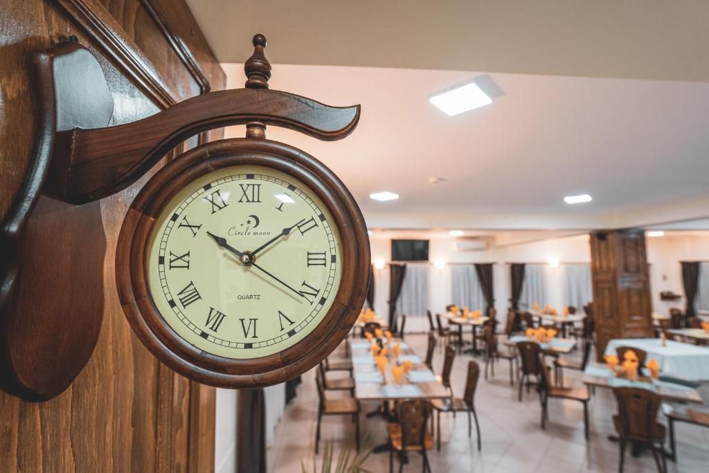 Oportunitate de Investiție – Hotel de Vânzare în Moieciu de Jos - Poză 3