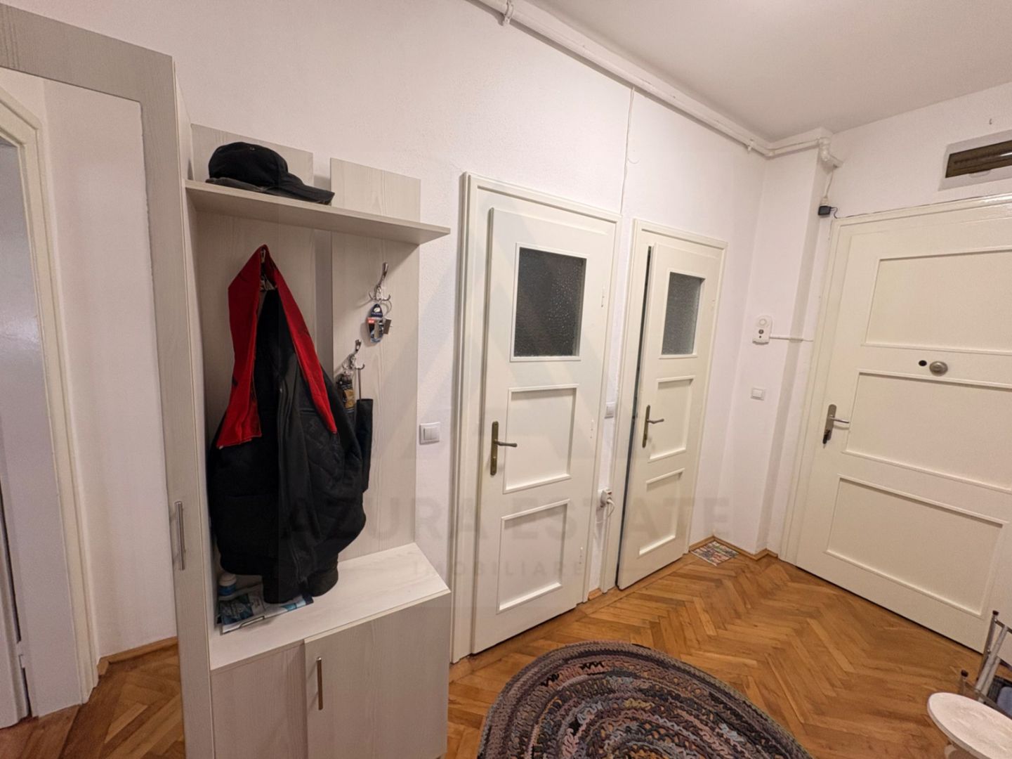 Apartament decomandat 70 mp utili 2 bai pivnita si curte 58 mp Central - Poză 3