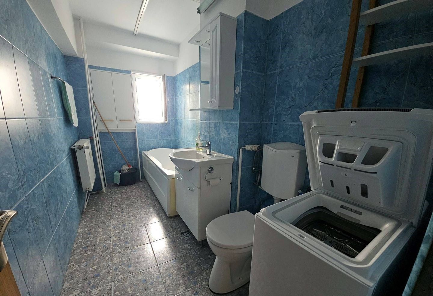 Inchiriez 2 camere Piata Victoriei - decomandat (proprietar) - Poză 3