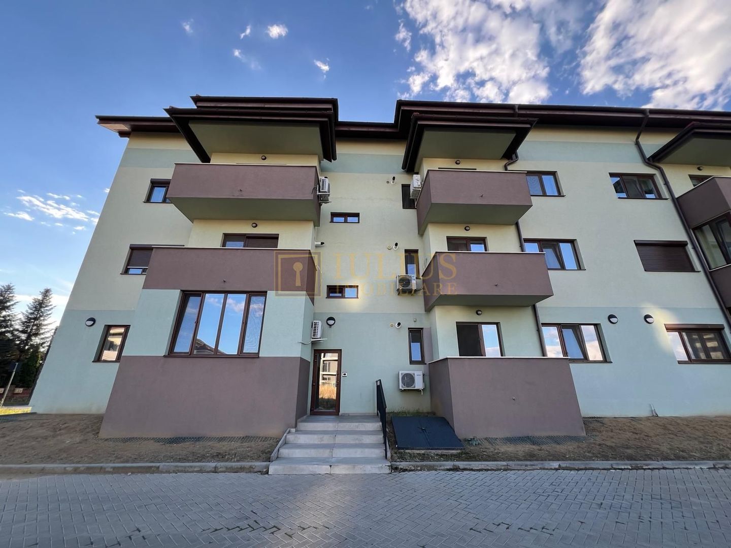 Parter inalt, loc de parcare subteran, mobilat modern, zona Soarelui - Poză 1