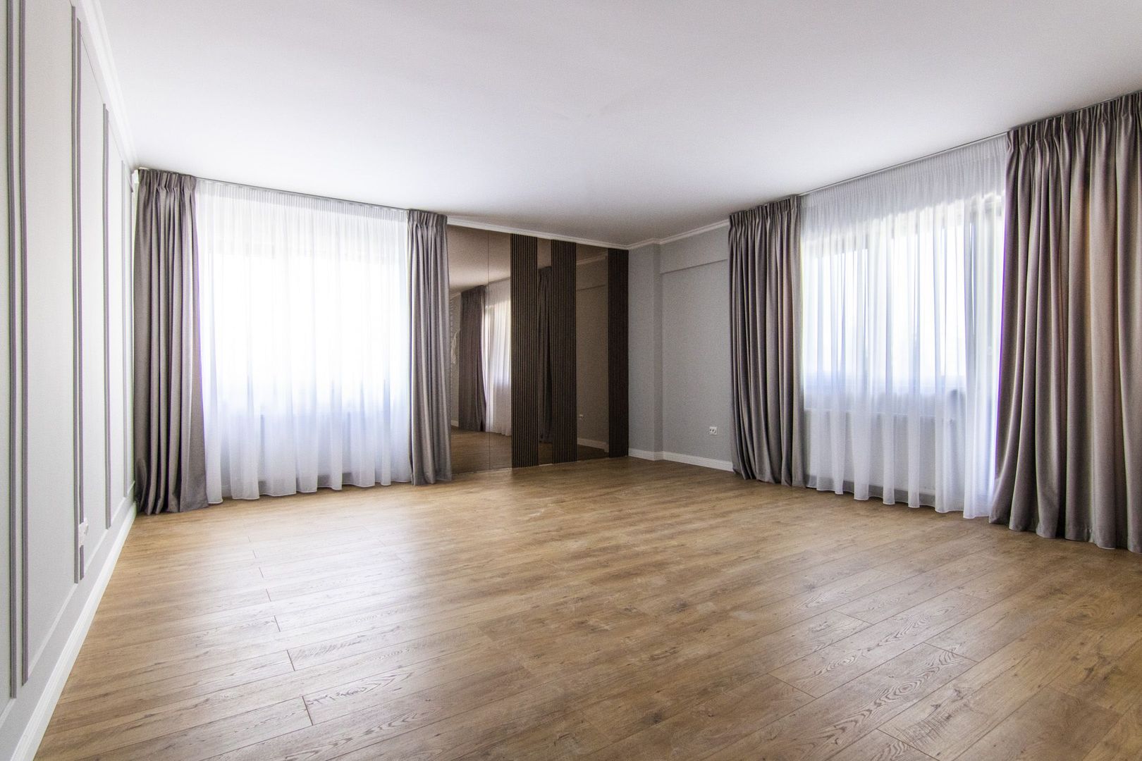 OFERTA IULIE: loc de parcare GRATUIT pentru apartamentele cu 3 camere - Poză 1