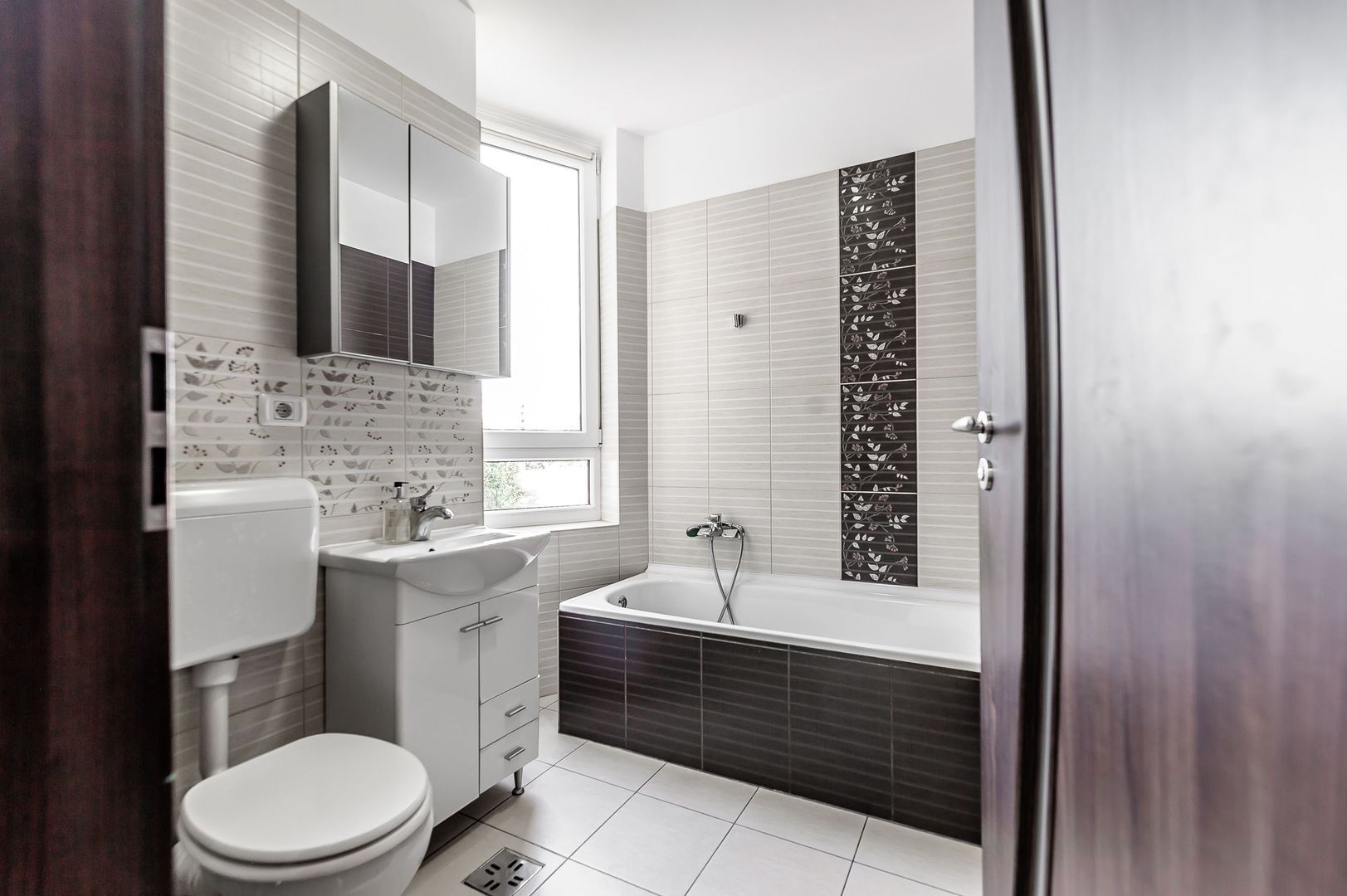 VÂNDUT! Apartament 3 camere și parcare. - Poză 7