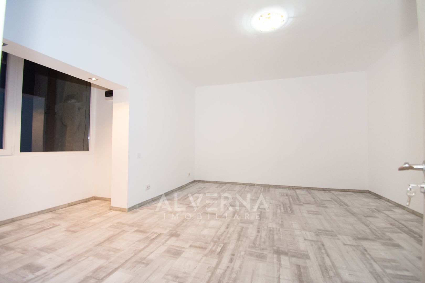 Apartament 2 camere cu 2 bai, pe 2 niveluri in vila renovata - Central - Poză 15