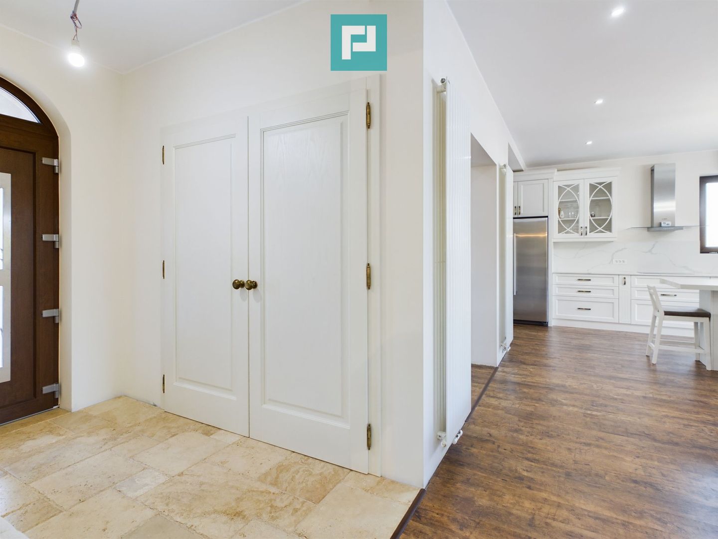 Vilă la sol cu 3 camere în Pârneava - Poză 2