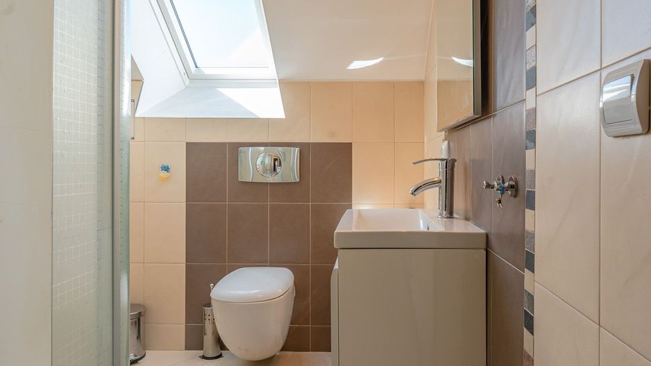 Casa Sacele amplasata in vecinatatea padurii cu pompa de caldura - Poză 18