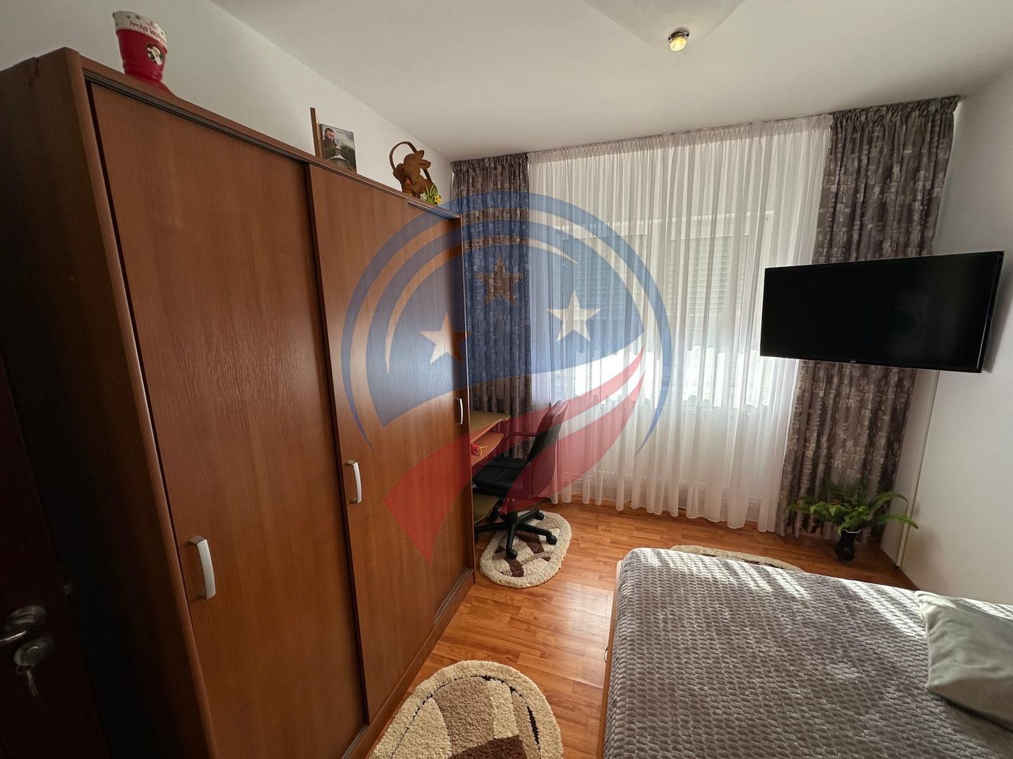 APARTAMENT 3 CAMERE, COMPLET MOBILAT SI UTILAT,  DE VANZARE - Poză 3