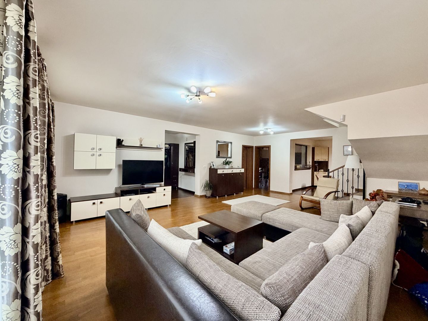 Cămin spațios, luminos și perfect echilibrat,  la 10 minute de centru - Poză 3