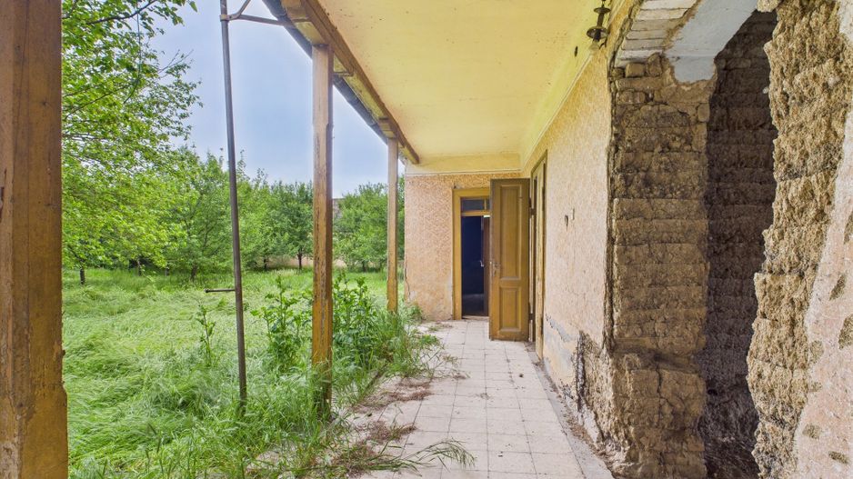 Casă de reabilitat pe teren generos- Comuna Variaș - Poză 9