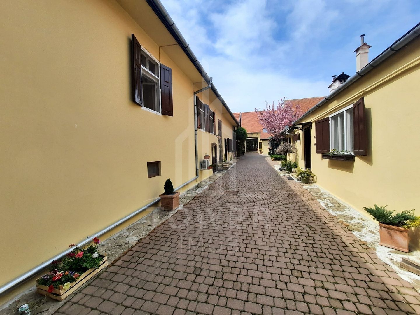 Pensiune de vânzare-9 camere cu baie, restaurant, curte-Apoldu de Sus - Poză 16