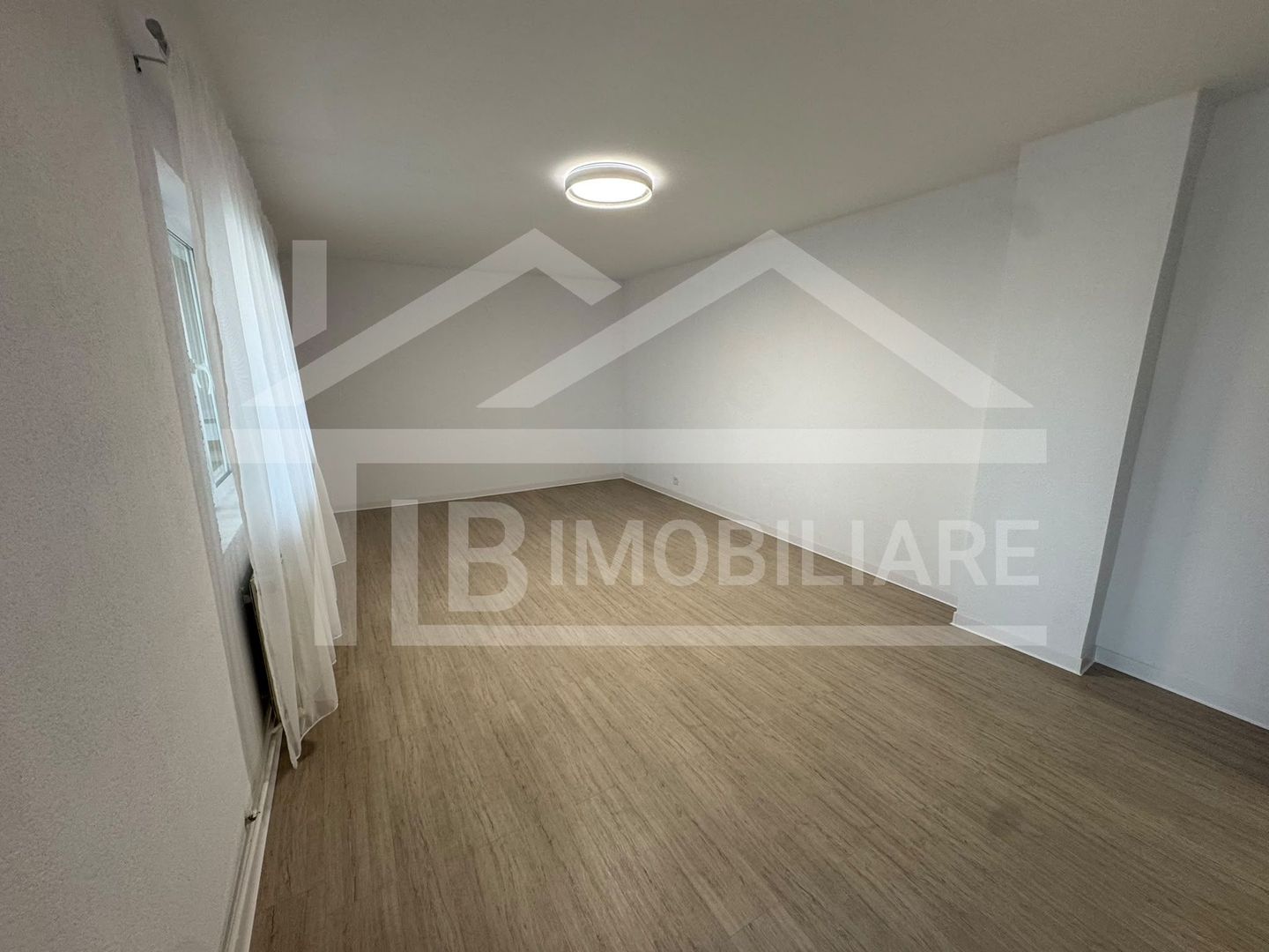 Casa cu 4 camere, 180 mp, Zona Semicentrala - Poză 1