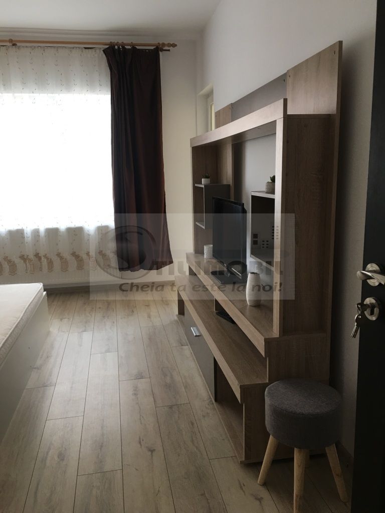 APARTAMENT 1 CAM DECOMANDAT IN SPATE LA RESTURANT BELLARIA MOBILAT - Poză 3