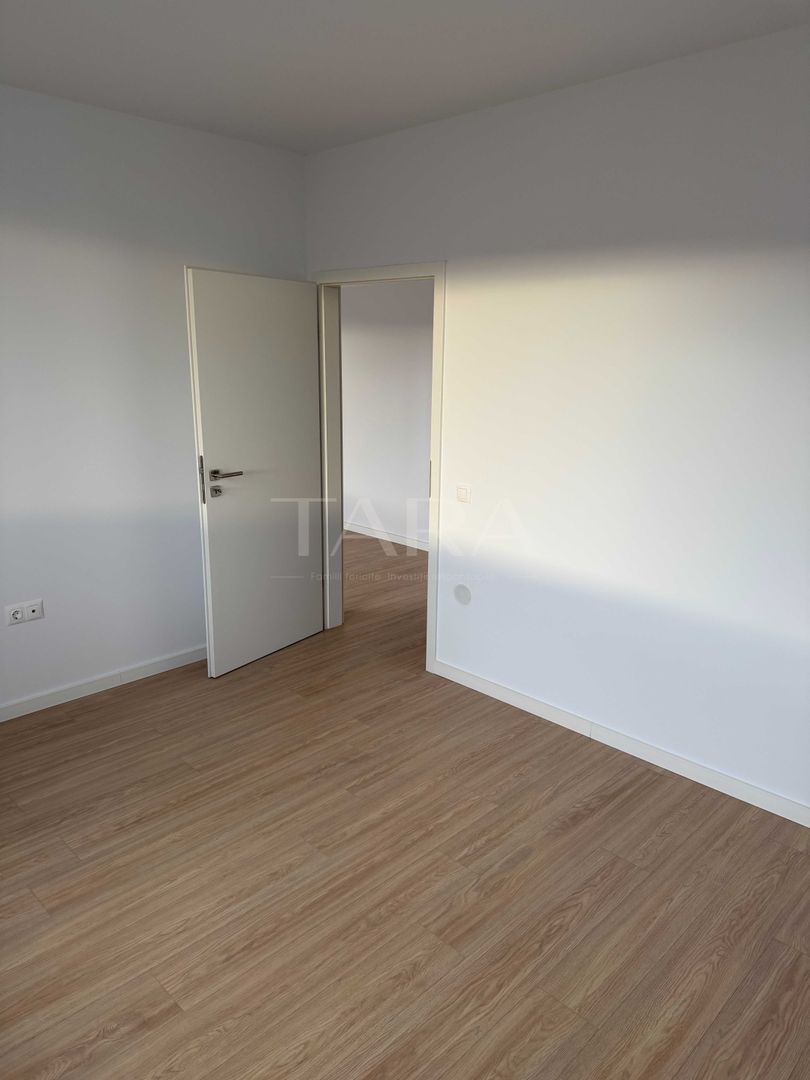 Apartament de vanzare, 3 camere, boxa inclusa, parcare. - Poză 7