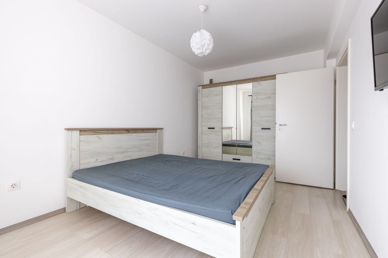 Oferim spre inchiriere apartament 2 camere etaj intermediar - Poză 8