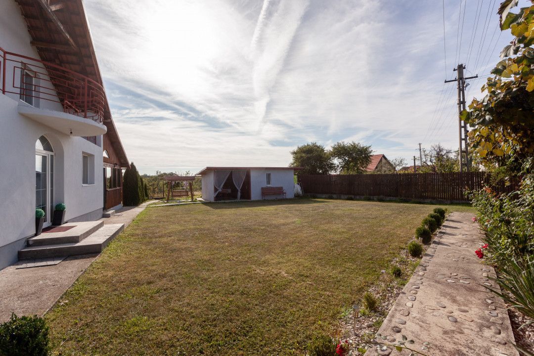 Casa cu teren generos si gradina spectaculoasa – Comuna Cuca, Arges! - Poză 20