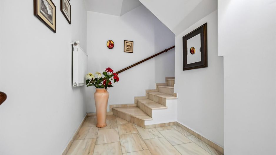 Casa pe 3 niveluri | Terasa cu priveliste | 3 parcari | Pozitie centrala - Poză 36