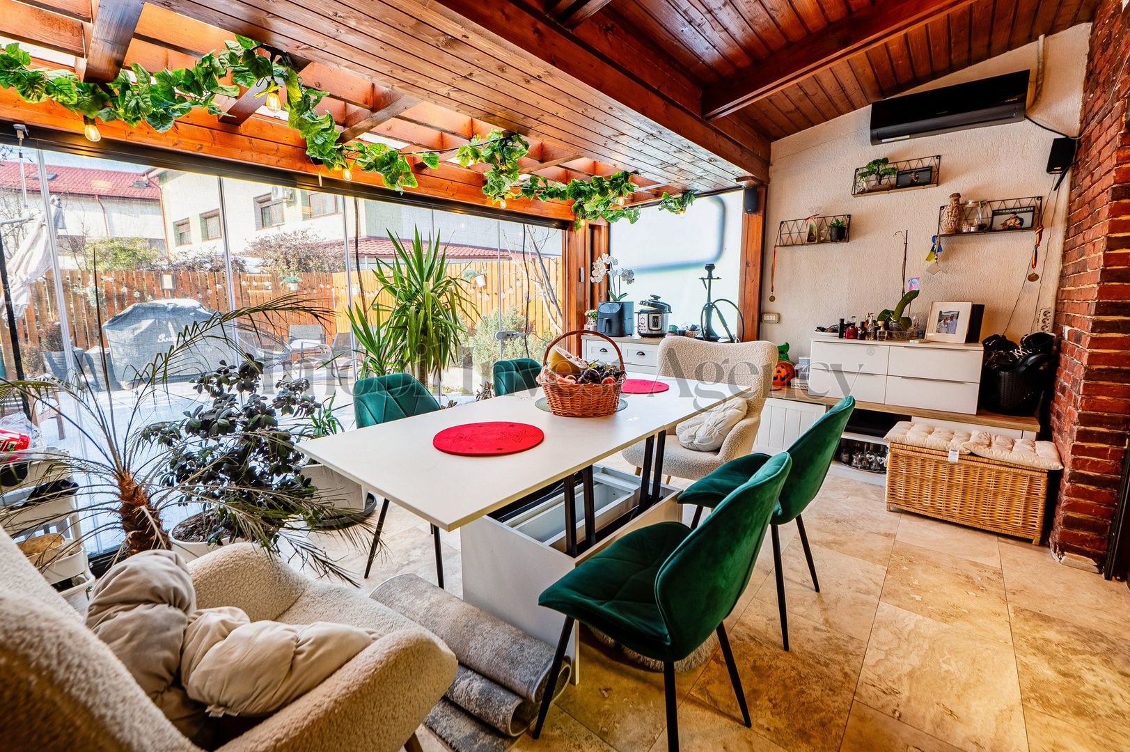 Duplex P+1+M cu grădină proprie, terasă și acces la piscină. - Poză 23